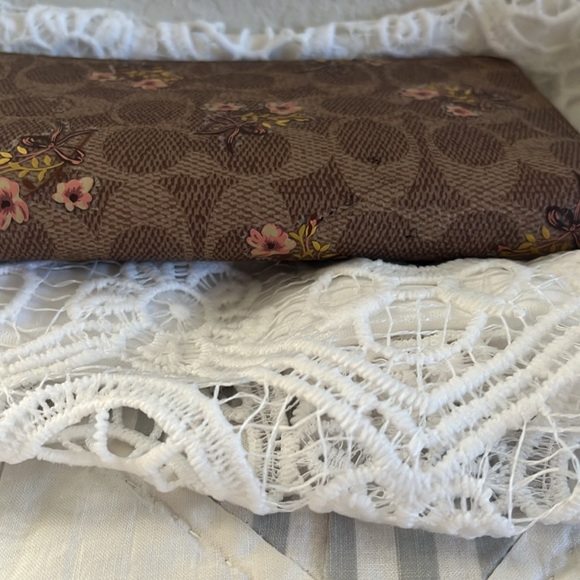 COACH NEW CONDITION ZIPPY FLOWERED WALLET - Picture 4 of 10